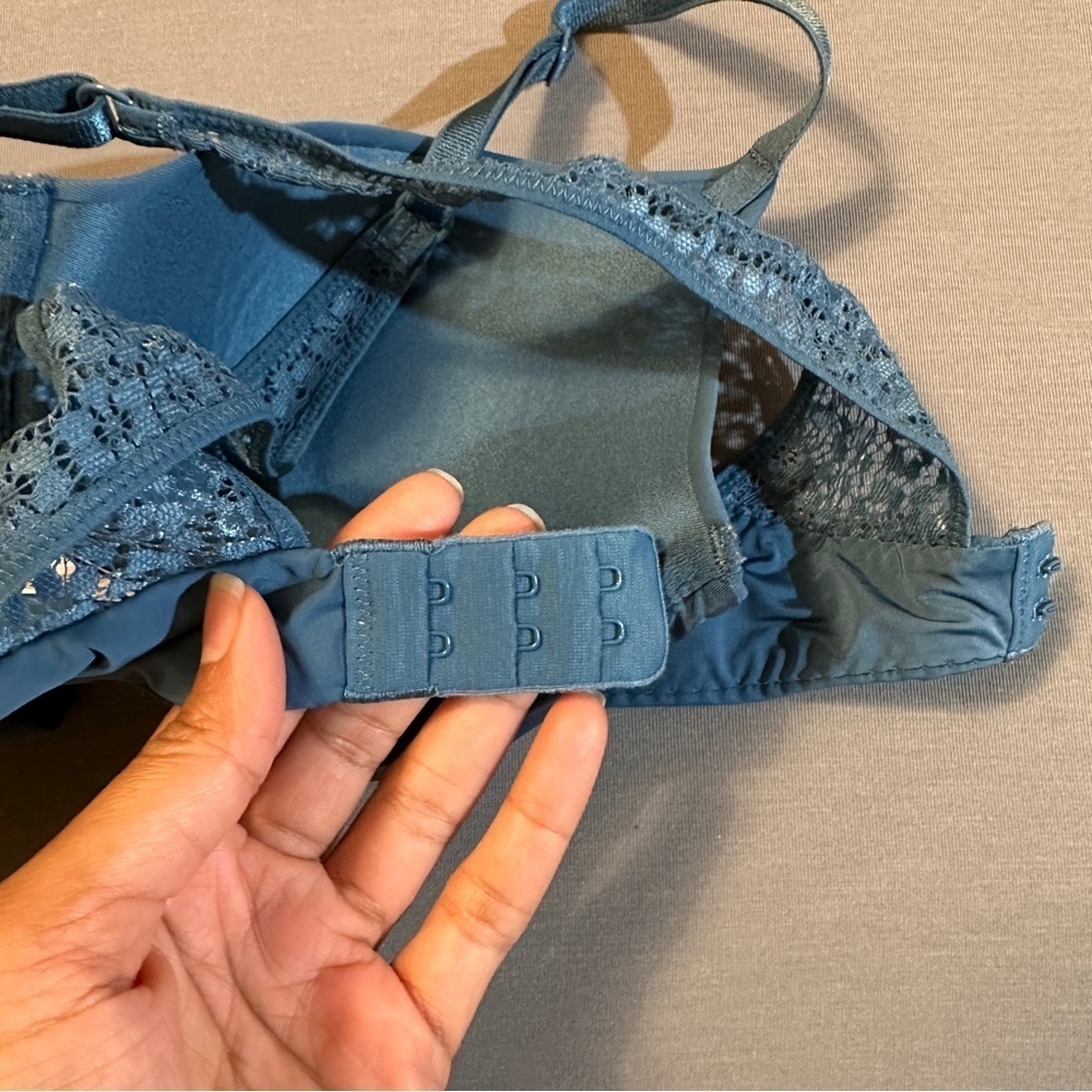 Victoria’s Secret T-shirt Bra in Teal Blue Color Criss Cross Lace Back sz 32D - Picture 8 of 9